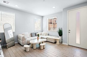Modern Spacious Home Bright, Family Group Friendly