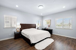 Modern Spacious Home Bright, Family Group Friendly