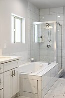 Modern Spacious Home Bright, Family Group Friendly