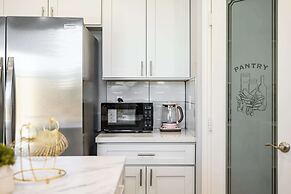 Modern Spacious Home Bright, Family Group Friendly