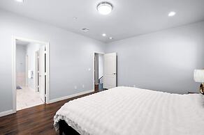 Modern Spacious Home Bright, Family Group Friendly