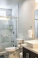 Modern Spacious Home Bright, Family Group Friendly