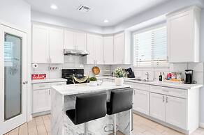 Modern Spacious Home Bright, Family Group Friendly