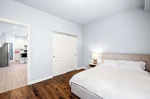 Modern Spacious Home Bright, Family Group Friendly