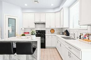 Modern Spacious Home Bright, Family Group Friendly