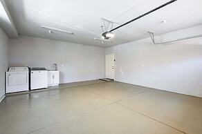 Modern Spacious Home Bright, Family Group Friendly