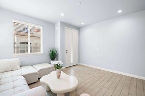 Modern Spacious Home Bright, Family Group Friendly