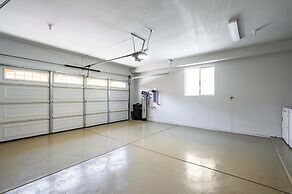 Modern Spacious Home Bright, Family Group Friendly