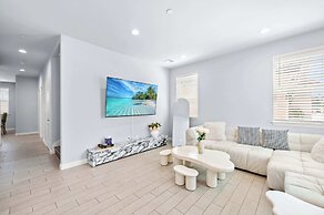 Modern Spacious Home Bright, Family Group Friendly