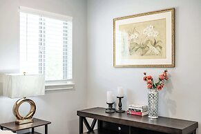 Modern Spacious Home Bright, Family Group Friendly