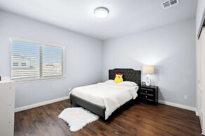 Modern Spacious Home Bright, Family Group Friendly