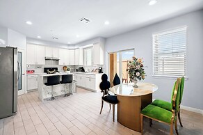 Modern Spacious Home Bright, Family Group Friendly