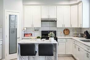 Modern Spacious Home Bright, Family Group Friendly