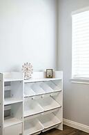 Modern Spacious Home Bright, Family Group Friendly