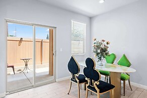 Modern Spacious Home Bright, Family Group Friendly