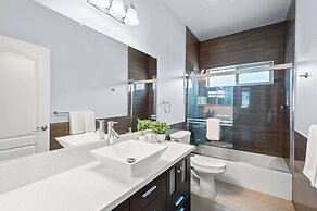 Modern Spacious Home Bright, Family Group Friendly