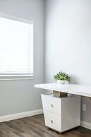 Modern Spacious Home Bright, Family Group Friendly