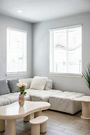 Modern Spacious Home Bright, Family Group Friendly