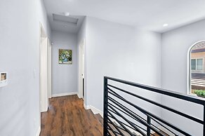 Modern Spacious Home Bright, Family Group Friendly