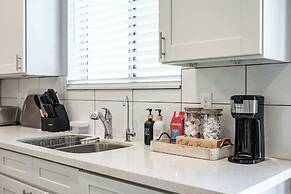 Modern Spacious Home Bright, Family Group Friendly