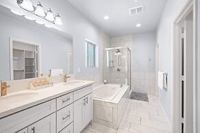 Modern Spacious Home Bright, Family Group Friendly