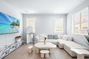 Modern Spacious Home Bright, Family Group Friendly