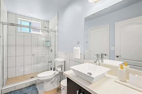 Modern Spacious Home Bright, Family Group Friendly