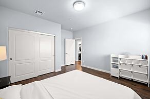 Modern Spacious Home Bright, Family Group Friendly