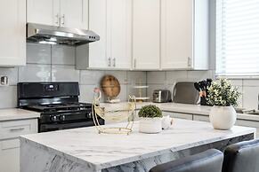 Modern Spacious Home Bright, Family Group Friendly