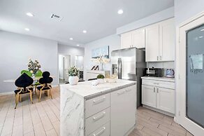 Modern Spacious Home Bright, Family Group Friendly