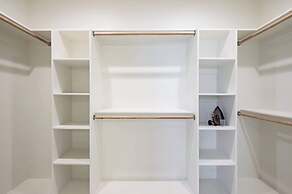 Modern Spacious Home Bright, Family Group Friendly