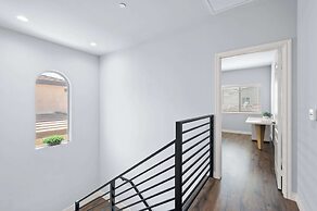 Modern Spacious Home Bright, Family Group Friendly