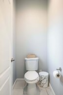 Modern Spacious Home Bright, Family Group Friendly