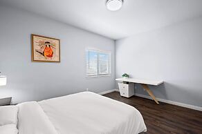 Modern Spacious Home Bright, Family Group Friendly