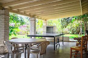 Spacious Retreat w Large Kitchen & Outdoor Patio