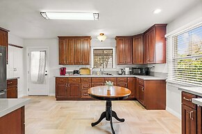 Spacious Retreat w Large Kitchen & Outdoor Patio