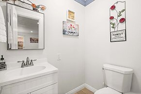 Spacious Retreat w Large Kitchen & Outdoor Patio