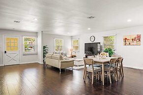 Spacious Retreat w Large Kitchen & Outdoor Patio