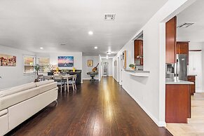 Spacious Retreat w Large Kitchen & Outdoor Patio
