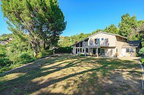 Spacious Retreat With Scenic Mountain Views