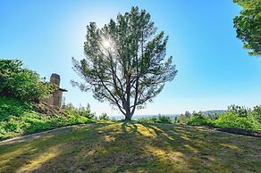 Spacious Retreat With Scenic Mountain Views