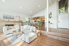 Spacious Retreat With Scenic Mountain Views