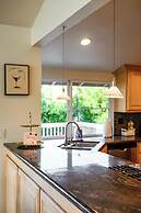 Spacious Retreat With Scenic Mountain Views