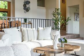 Spacious Retreat With Scenic Mountain Views