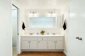 Spacious Retreat With Scenic Mountain Views