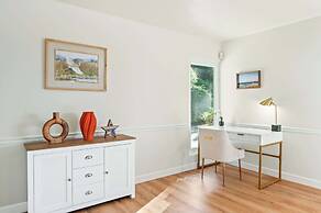 Spacious Retreat With Scenic Mountain Views