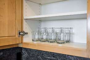 Spacious Retreat With Scenic Mountain Views