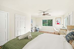 Spacious Retreat With Scenic Mountain Views