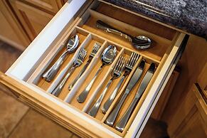 Spacious Retreat With Scenic Mountain Views