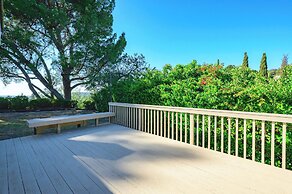 Spacious Retreat With Scenic Mountain Views